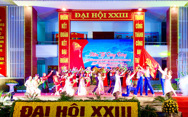 Chương trình nghệ thuật chào mừng thành công Đại hội đảng bộ huyện Yên Bình có chủ đề “Sắt son niềm tin dâng Đảng”