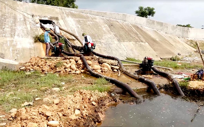 Công ty TNHH Nghĩa Văn lắp đặt, vận hành 3 máy bơm công suất lớn lấy nước từ suối Thia phục vụ sản xuất nông nghiệp tại một số xã, phường ở thị xã Nghĩa Lộ.