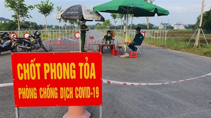 Chốt phong tỏa cấm người dân ra vào khu cách ly ở Hà Tĩnh.