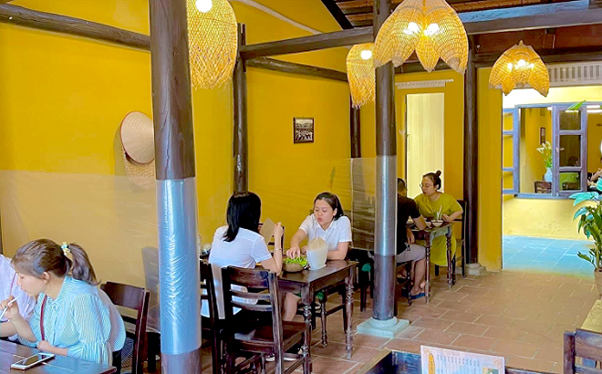 Các nhà hàng, quán ăn trên địa bàn thành phố Yên Bái tạo vách ngăn giữa các bàn ăn để phòng, chống dịch bệnh Covid-19. Ảnh: Thu Trang