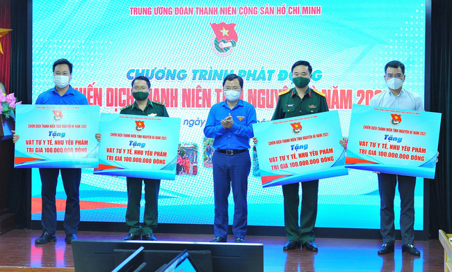 Các đơn vị trao tặng kinh phí và nhu yếu phẩm cho hoạt động Chiến dịch “Thanh niên tình nguyện hè năm 2021” cho Trung ương Đoàn Thanh niên Cộng sản Hồ Chí Minh.