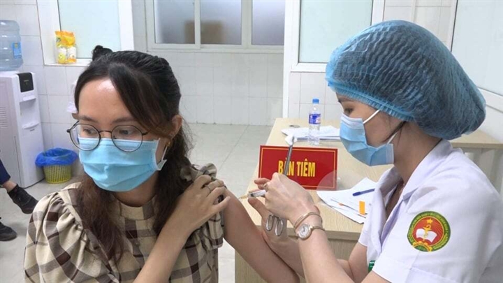 Những tình nguyện viên đầu tiên tham gia tiêm thử nghiệm giai đoạn 3 vaccine COVID-19 Nanocovax tại Việt Nam ngày 10/6.