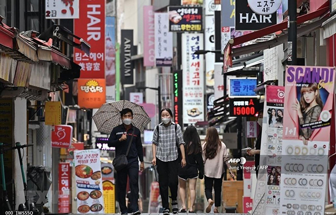 Phố mua sắm Myeongdong ở Seoul, Hàn Quốc. (Ảnh: AFP/TTXVN)