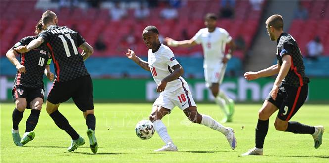 Tiền đạo Raheem Sterling (giữa) đội tuyển Anh đi bóng trước sự cản phá quyết liệt của các cầu thủ Croatia.