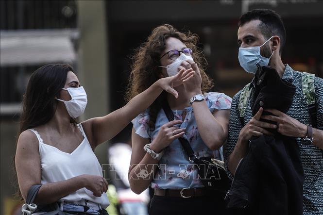 Người dân đeo khẩu trang phòng dịch COVID-19 tại Sao Paulo, Brazil ngày 29/5/2021.