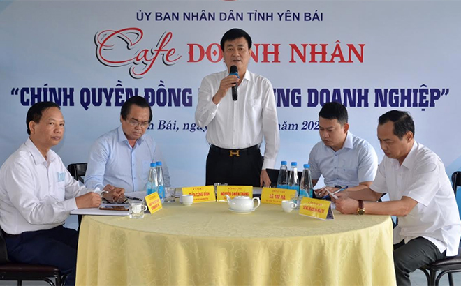 Vice Chairman of the Yen Bai People’s Committee Nguyen Chien Thang talks to investors and enterprises at the 