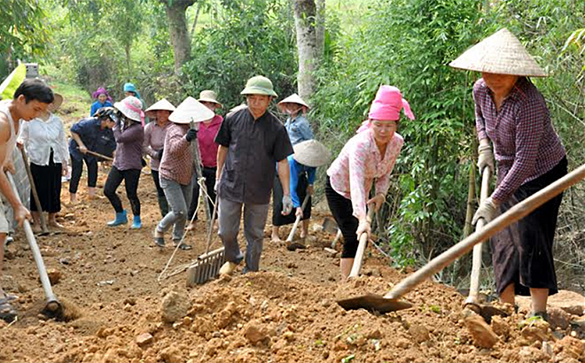 Người dân bản Lụ 1 tham gia làm đường giao thông nông thôn.