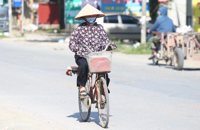 Người dân ngoại thành Hà Nội đi dưới nắng nóng ngày 30/5.