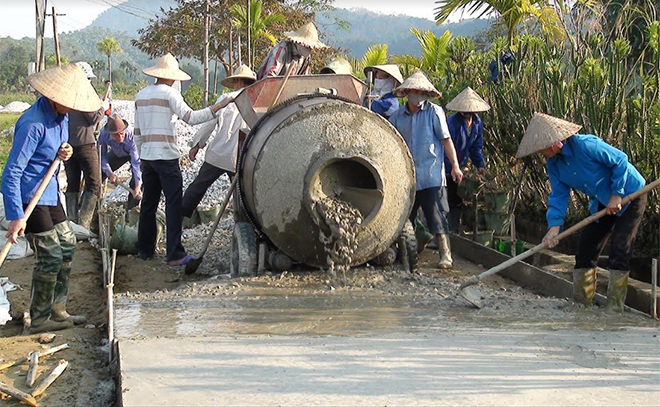 Nhân dân huyện Lục Yên tham gia làm đường giao thông nông thôn.