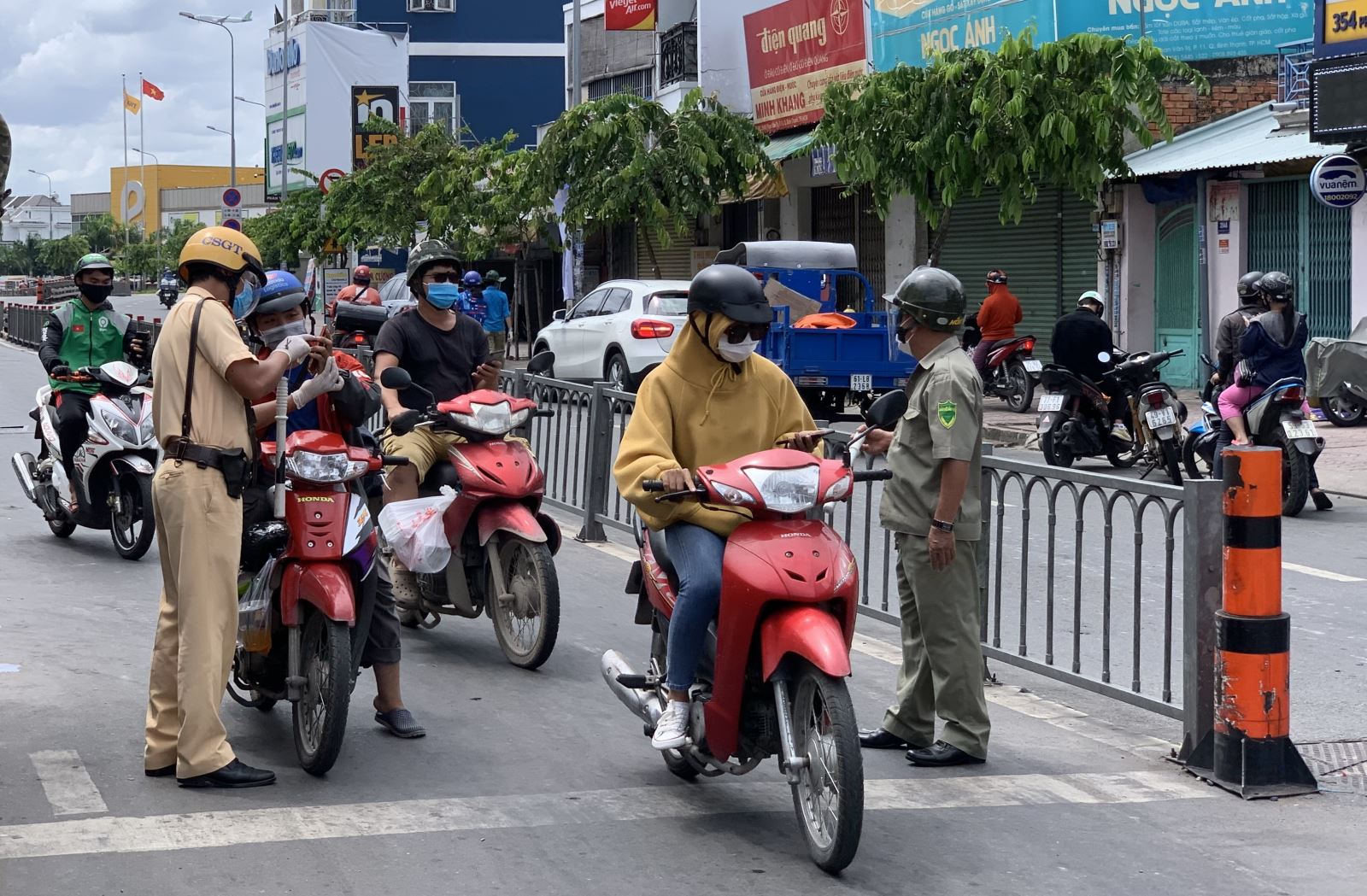 Các lực lượng chức năng kiểm soát dịch bệnh tại các cửa ngõ ra vào quận Gò Vấp, TP Hồ Chí Minh.