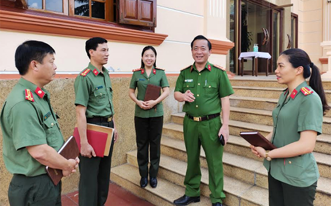 Đại tá Trần Xuân Tuấn - Phó Giám đốc Công an tỉnh trao đổi công tác vận động quần chúng với cán bộ, chiến sĩ Phòng Xây dựng phong trào Toàn dân bảo vệ an ninh Tổ quốc.