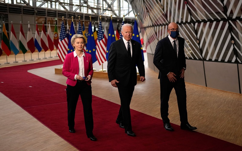 Chủ tịch Ủy ban châu Âu Ursula von der Leyen, Tổng thổng Mỹ Joe Biden và Chủ tịch Hội đồng châu Âu Charles Michel (từ trái sang) dự Hội nghị cấp cao EU - Mỹ, tại Brussels, ngày 15-6.