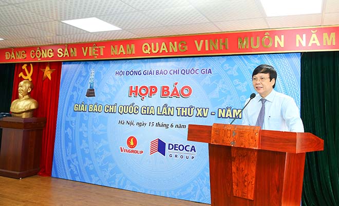 Ông Hồ Quang Lợi, Phó Chủ tịch Thường trực Hội Nhà báo Việt Nam, Phó Chủ tịch Thường trực Hội đồng Giải báo chí quốc gia phát biểu tại họp báo