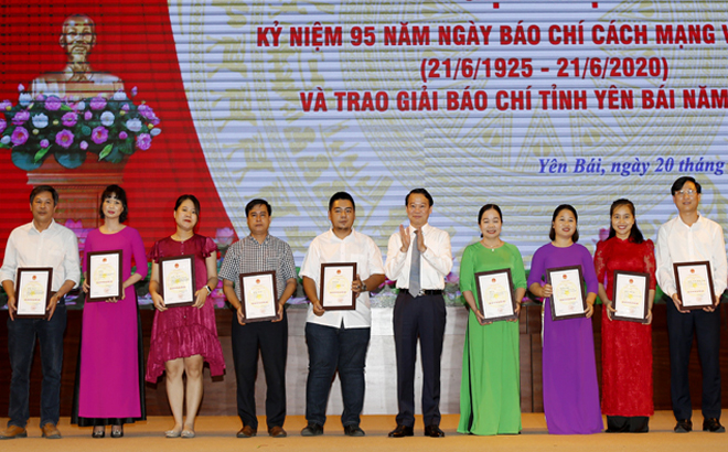 Các tác giả và nhóm tác giả nhận giải B Giải báo chí tỉnh Yên Bái năm 2020. Ảnh minh họa