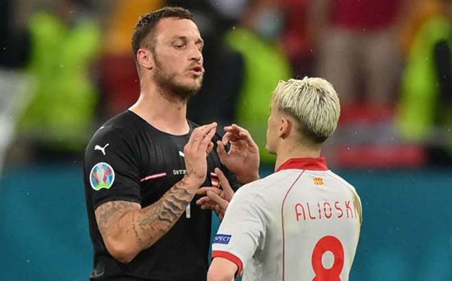 Marko Arnautovic nhận án phạt nguội do xúc phạm Ezgjan Alioski.