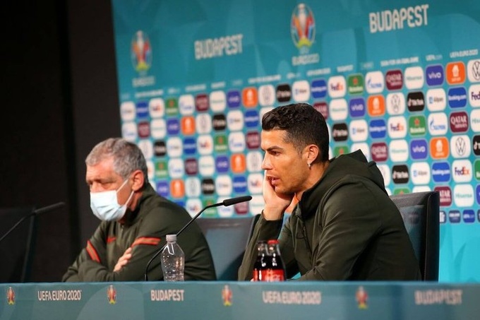 Ronaldo bỏ hai chai nước ngọt khỏi tầm mắt.