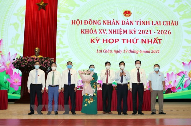 Phó Bí thư Thường trực Tỉnh ủy Lê Văn Lương tặng hoa chúc mừng Chủ tịch Hội đồng nhân dân Giàng Páo Mỷ cùng các lãnh đạo chủ chốt của Hội đồng Nhân dân tỉnh Lai Châu khóa XV, nhiệm kỳ 2021-2026.