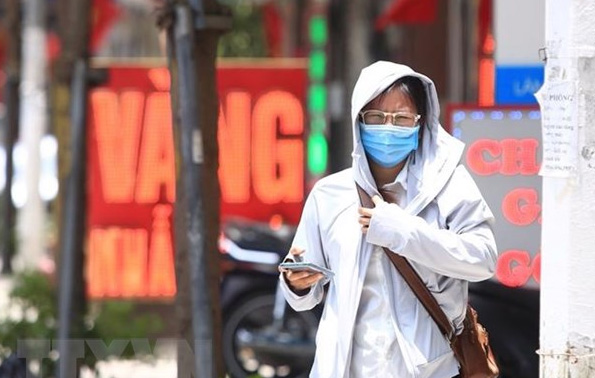 Người đi bộ khó chịu với thời tiết trong đợt nắng nóng tại Hà Nội.