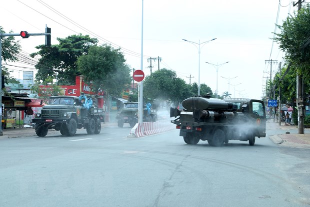 Tiểu đoàn Hóa học 38 phun thuốc khử trùng trên các tuyến đường thuộc phường Bình Chuẩn, thành phố Thuận An.