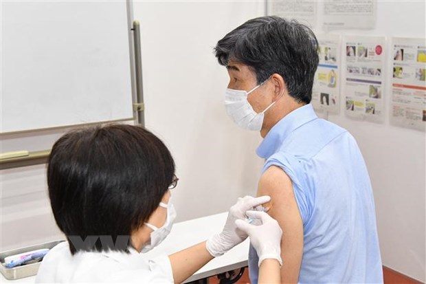 Tiêm vaccine ngừa COVID-19 tại Tokyo, Nhật Bản.