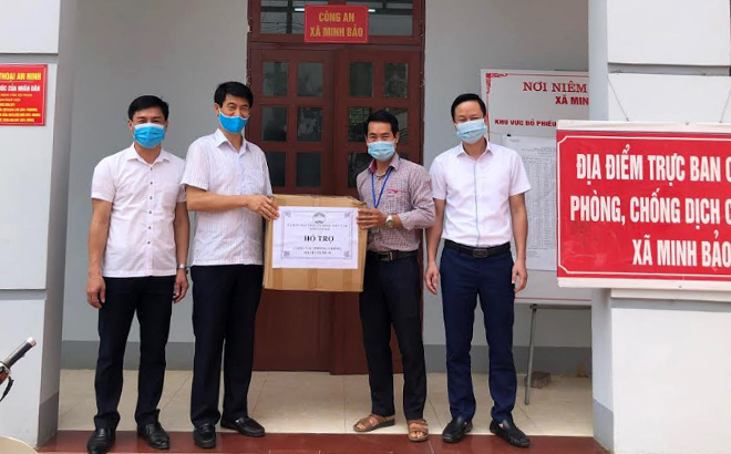 Đồng chí Phùng Quang Huy - Phó Chủ tịch Ủy ban Mặt trận Tổ quốc tỉnh trao hỗ trợ công tác phòng, chống dịch bệnh Covid-19 cho xã Minh Bảo, thành phố Yên Bái.