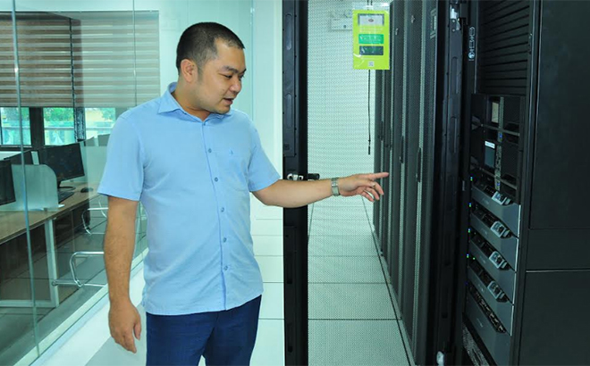 Cán bộ kỹ thuật Trung tâm Công nghệ thông tin tỉnh giới thiệu hệ thống máy chủ mạng truyền số liệu chuyên dùng.