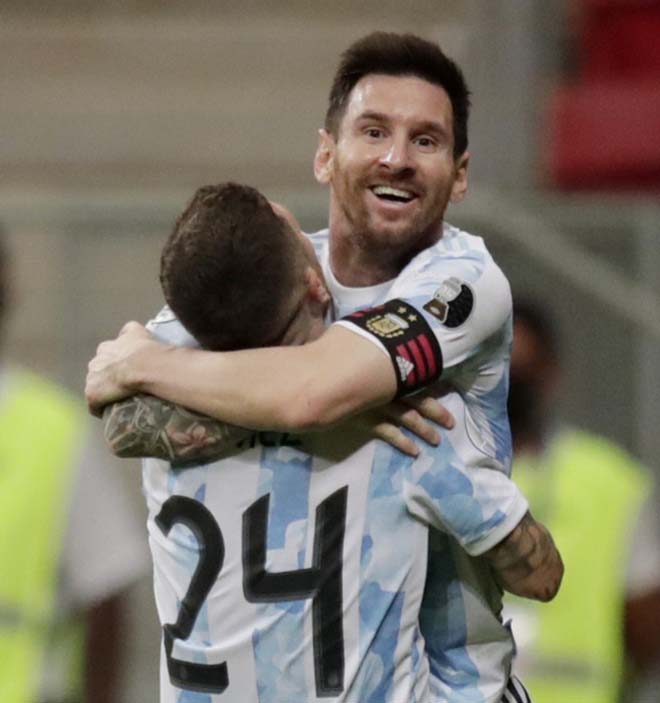 Messi ăn mừng chiến thắng trước Paraguay.