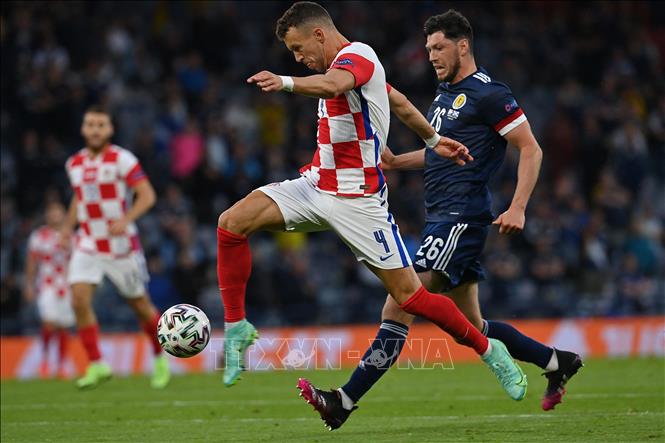 Hậu vệ Scotland Scott McKenna (phải) bám sát tiền đạo Croatia Ivan Perisic (trái) trong trận đấu lượt cuối bảng D gặp Scotland, vòng chung kết EURO 2020 trên sân Hampden Park ở Glasgow, ngày 22/6/2021.