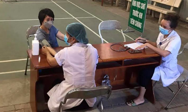 Khám sàng lọc trước khi tiêm phòng Covid-19 cho cán bộ, giáo viên Trường THPT Lê Quý Đôn, huyện Trấn Yên.