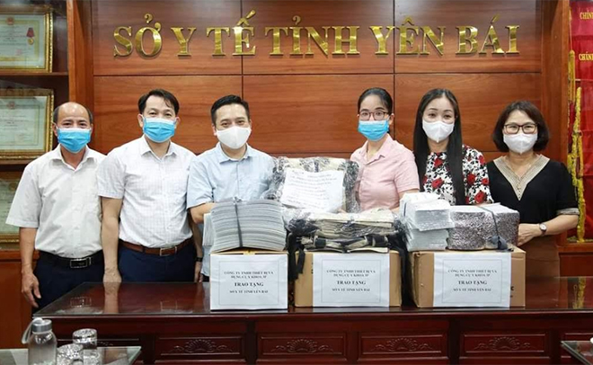 Công ty TNHH thiết bị và dụng cụ y khoa 3P trao tặng Sở Y tế tỉnh Yên Bái áo làm mát phòng, chống dịch COVID-19