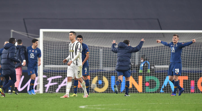 Ronaldo và Juventus từng ngậm ngùi dừng cuộc chơi ở vòng 1/8 Champions League mùa vừa qua vì thua Porto theo luật bàn trên sân khách.