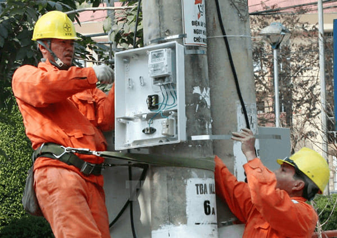 Công nhân Điện lực Yên Bái lắp đặt công tơ điện tử đo xa.