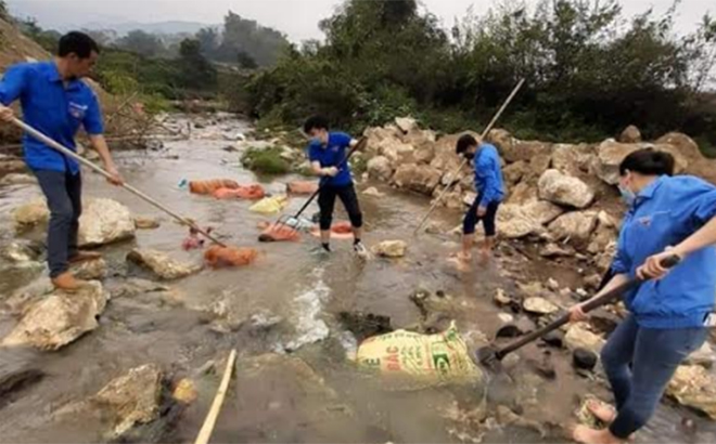 Đoàn viên thanh niên xã Lang Thíp thu gom rác thải tại các khe, suối trên địa bàn.