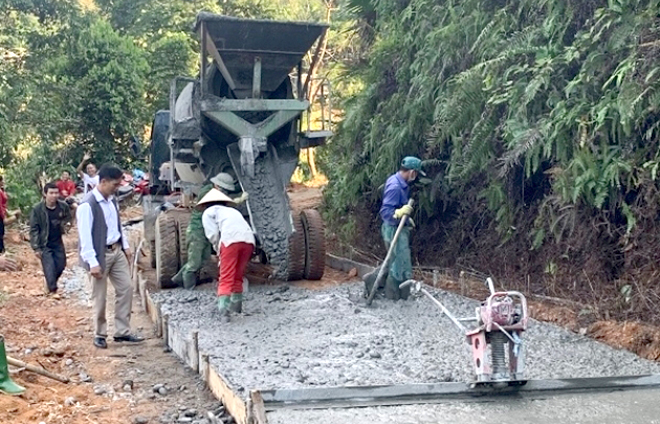 Nhân dân thôn Làng Câu vừa hiến đất, góp tiền, vừa góp công để làm đường.