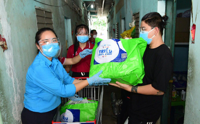 Chương trình trao tặng các suất thực phẩm tới người lao động tại TPHCM ngày 24/6.