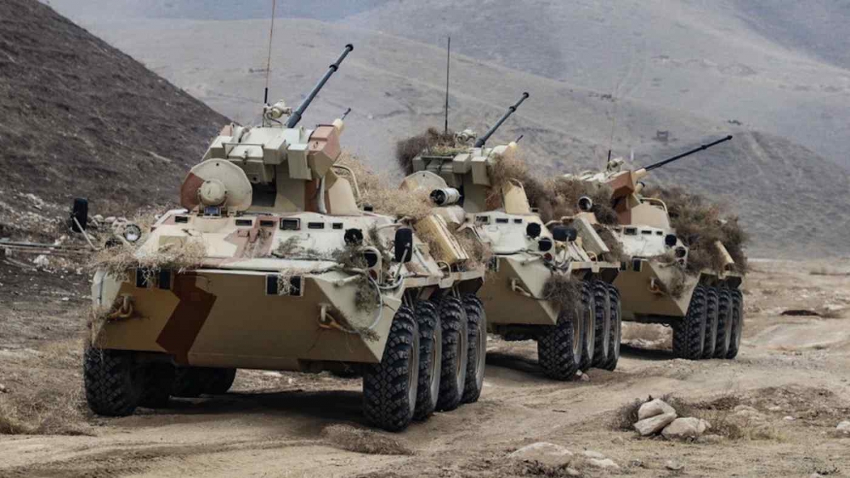 Các binh sĩ Nga và Tajikistan tập trận chung gần biên giới Afghanistan.