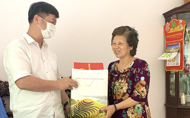 Đồng chí Nguyễn Minh Toàn - Chủ nhiệm Ủy ban Kiểm tra Tỉnh ủy thăm và tặng quà đồng chí Đinh Thị Sở - nguyên Chủ nhiệm Ủy ban Kiểm tra Tỉnh ủy.