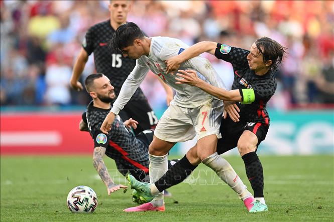 Pha tranh bóng quyết liệt giữa tiền vệ Croatia Luka Modric (phải) và tiền đạo Tây Ban Nha Alvaro Morata trong trận đấu ở vòng 16 đội, vòng chung kết EURO 2020, trên sân Parken, Copenhagen, Đan Mạch ngày 28/6/2021.