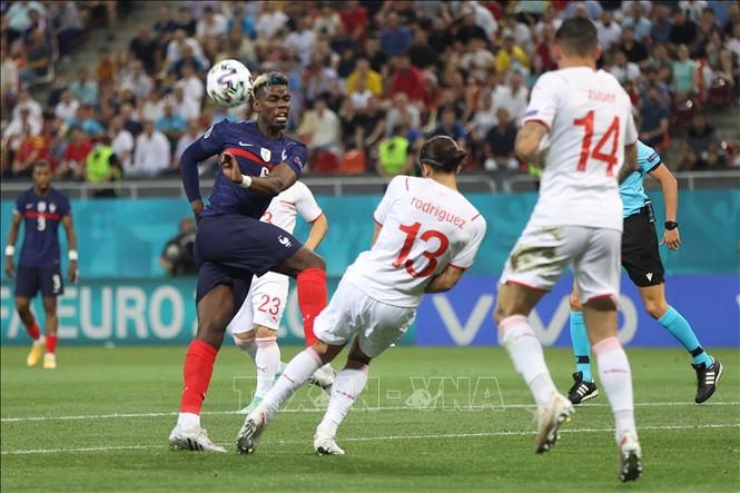 Hậu vệ Thụy Sĩ Ricardo Rodriguez cản phá cú sút của tiền vệ Pháp Paul Pogba (trái) trong trận đấu vòng 16 đội, chung kết EURO 2020 tại Bucharest, Romania ngày 28/6/2021.