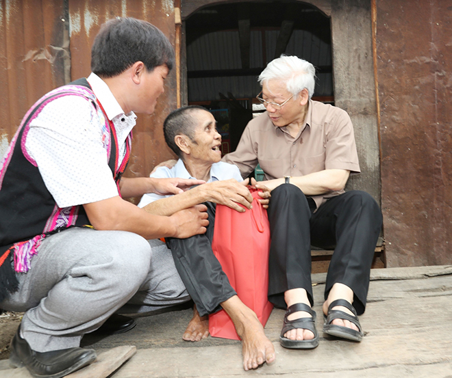 Tổng Bí thư Nguyễn Phú Trọng thăm gia đình thương binh Đinh Phi, hộ gia đình chính sách có hoàn cảnh đặc biệt khó khăn ở làng Tung Ke 2, xã Ayunnhân dân xã Ayun, huyện Chư Sê, tỉnh Gia Lai ngày 12/4/2017.