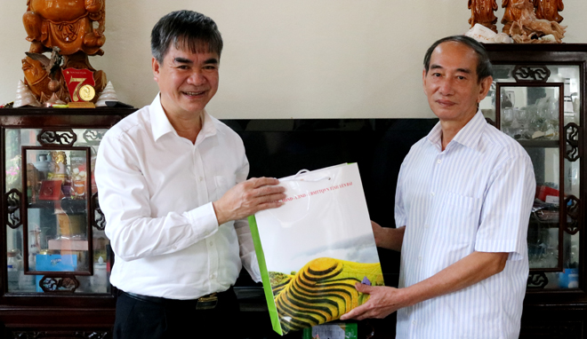Trưởng ban Tổ chức Tỉnh ủy Chu Đình Ngữ thăm, tặng quà đồng chí Nguyễn Văn Thanh – nguyên Trưởng ban Tổ chức Tỉnh ủy. 

