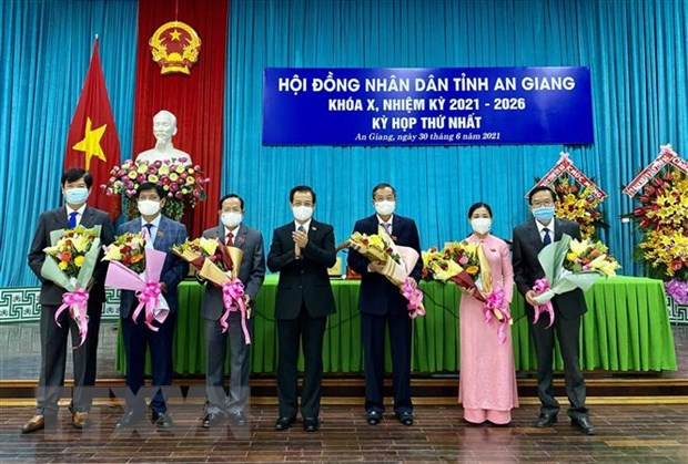 Ông Lê Hồng Quang (giữa), Ủy viên Ban chấp hành Trung ương Đảng, Bí thư Tỉnh ủy An Giang, tặng hoa cho các đồng chí Thường trực Hội đồng Nhân dân tỉnh khóa X, nhiệm kỳ 2021-2026.