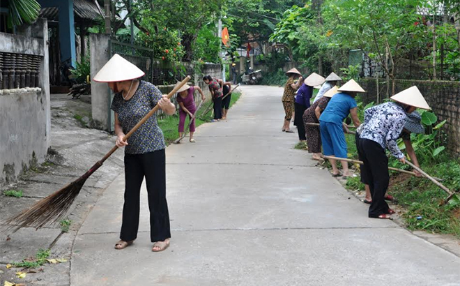 Phụ nữ phường Đồng Tâm, thành phố Yên Bái vệ sinh môi trường khu dân cư.