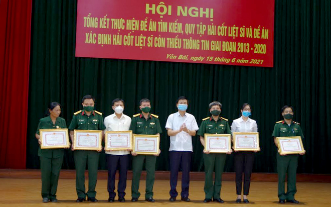 Đồng chí Nguyễn Chiến Thắng - Phó Chủ tịch UBND tỉnh trao bằng khen cho 4 tập thể và 5 cá nhân có thành tích xuất sắc trong thực hiện Đề án 1237 và Đề án 150 giai đoạn 2013 - 2020.