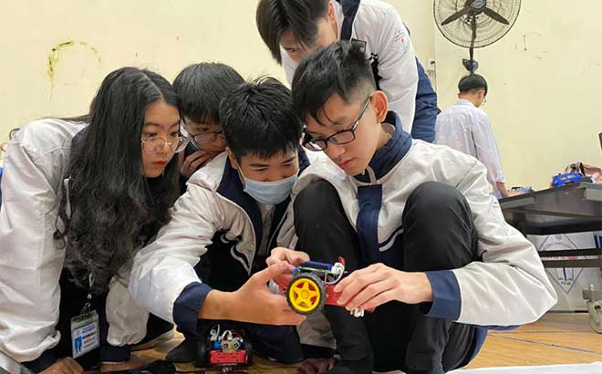 Students of Nguyen Tat Thanh High School for the Gifted with the creative project of inventing auto-tracking cars.
