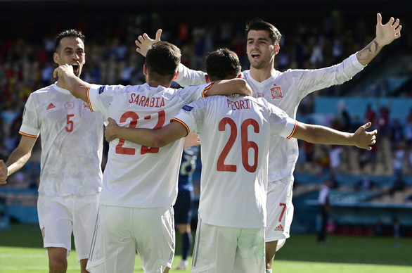 Các cầu thủ Tây Ban Nha ăn mừng bàn thắng vào lưới Slovakia