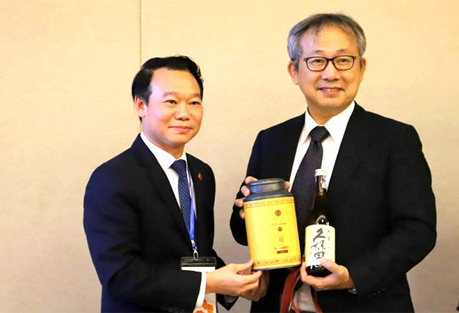Đồng chí Đỗ Đức Duy - Ủy viên Ban Chấp hành Trung ương Đảng, Bí thư Tỉnh ủy tặng sản phẩm trà Shan tuyết cổ thụ cho Đại sứ Nhật Bản.