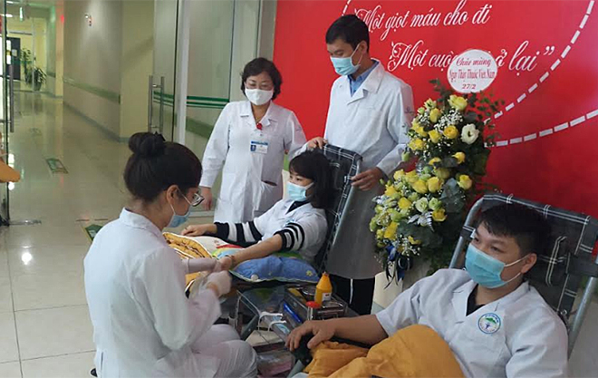 Staff and doctors of Yen Bai General Hospital join a voluntary blood donation event.
