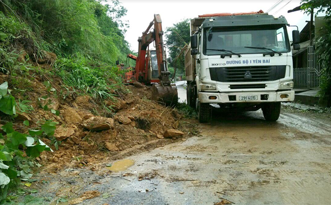 Công ty cổ phần Xây dựng đường bộ I Yên Bái khắc phục sự cố sạt lở đất trên tuyến quốc lộ 32.