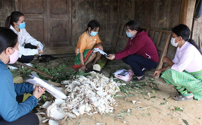 Cán bộ Hội phụ nữ cơ sở của huyện Trạm Tấu tuyên truyền phòng, chống dịch Covid-19 đến từng nhà dân